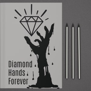 Peut inclure: Une illustration en noir et blanc d'une main qui tend la main vers un diamant. Le texte "Diamond Hands Forever" est imprimé sous l'image.