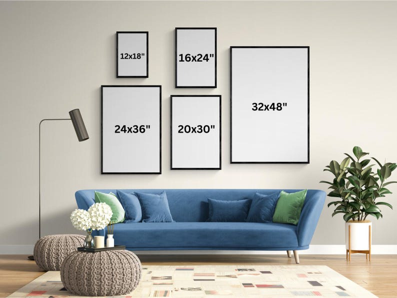 Op de afbeelding: Vijf ingelijste kunstdrukken met zwarte frames en witte interieurs, vari&euml;rend in grootte van 30x46 cm tot 81x122 cm, worden weergegeven op een beige muur. Een blauwe bank met kussens en een potplant staan voor de muur.