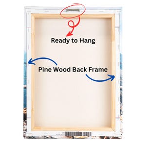 Op de afbeelding: Achterkant van een canvas print, met een grenen houten achterframe en een metalen hanger. Tekst luidt "Ready to Hang". Het canvas is om het houten frame gewikkeld, met de gedrukte afbeelding zichtbaar op de randen.