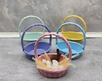 Cesta de Pascua en miniatura – Resina flexible – Escala 1:6 para casas de muñecas y Miniverse