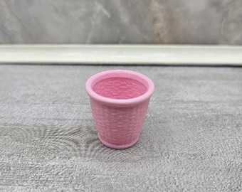 Maceta con textura tejida – Escala 1:6 para casas de muñecas y miniversos