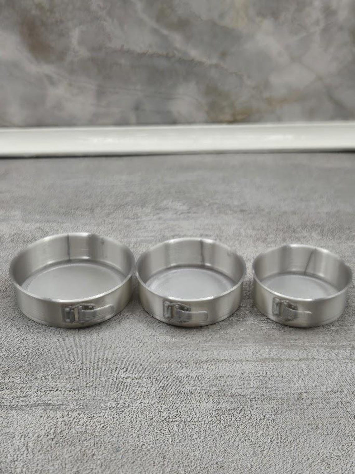 Mini Springform Pan Set – 3-piece 1:6 Scale Baking Pans | Miniverse ...