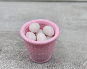 Huevos blancos en miniatura (juego de 12) – Escala 1:6 para casas de muñecas y miniversos – Caben en mini refrigeradores