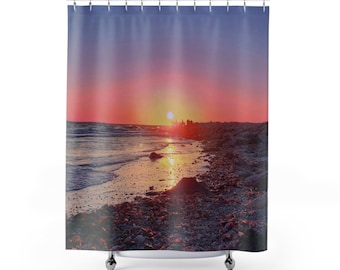 Cortina de ducha con temática de playa al atardecer: decoración costera con motivos marinos, un toque relajante para el hogar.