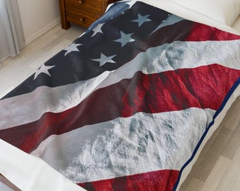 Manta de felpa ligera de terciopelo patriótico con la bandera estadounidense.