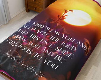 Manta de terciopelo motivacional, ligera y acogedora, con versículo bíblico inspirador, ideal como regalo de inauguración de la casa o para decorar el hogar.
