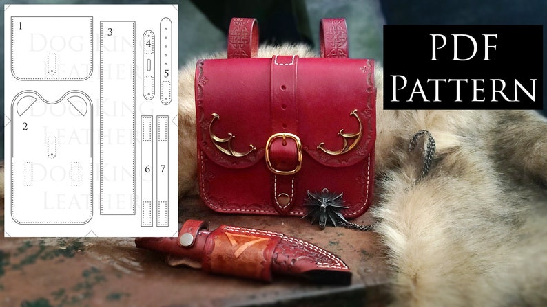 Op de afbeelding: Een rode leren tas met een gesp en decoratieve metalen accenten. De tas ligt op een houten oppervlak met een bontkleed en een schede voor een mes. De afbeelding bevat ook een PDF-patroon voor de tas.