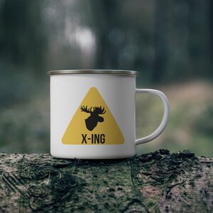 Taza de camping esmaltada con diseño de alce en forma de X que cruza el amarillo. Senderismo, naturaleza, bosque, mochilero.