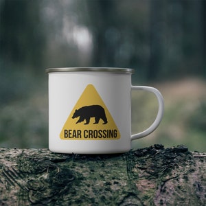 Taza de camping con señal amarilla divertida de cruce de osos, naturaleza, vida silvestre, senderismo, árboles y bosque.