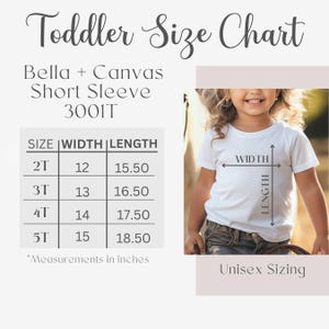 Puede incluir: Una camiseta blanca para ni&ntilde;os peque&ntilde;os con una tabla de tallas. La tabla muestra las medidas en pulgadas para las tallas 2T a 5T. El texto dice "Toddler Size Chart" y "Unisex Sizing".