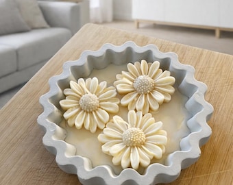 Castiçal de concreto com flores bege | Vela artesanal com decoração em cera | Vela para presente | Decoração escandinava | Castiçal | Presente de Natal
