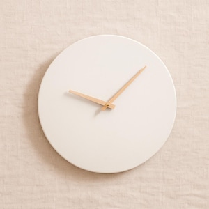 Grande orologio da parete in cemento con lancette in legno – Minimalista e fatto a mano – Design scandinavo per il soggiorno e l'ufficio | varie dimensioni