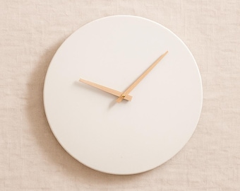 Large concrete wall clock with wooden hands – Minimalist & handmade – Scandinavian design for the living room and office | various sizes