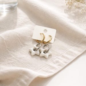 Creolen mit Beton Sternanhänger - Handmade  - Edelstahl Ohrringe Weiß & Hellblau - Statement-Ohrringe