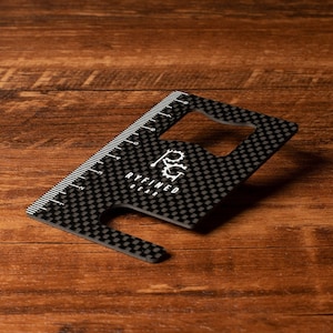 Carte carbone | Porte-cartes léger pour tous les jours avec règle ouvre-bouteille et support pour téléphone se glissant dans n'importe quel emplacement pour carte standard