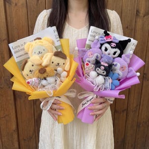 Può includere: Due bouquet avvolti in carta con il testo Love is flower understand. Il bouquet a sinistra contiene peluche gialli e fiori bianchi. Il bouquet a destra contiene peluche viola e neri e fiori blu con un nastro decorativo.