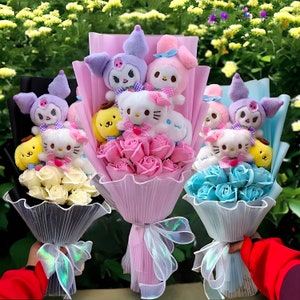 Puede incluir: Tres ramos de peluches y flores artificiales. Cada ramo presenta una combinación de colores diferente: rosa, azul y negro. Los ramos incluyen peluches de Hello Kitty, My Melody y Kuromi.