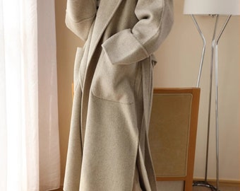 Handgefertigter Damen Wollmantel mit stylischer Kapuze, 80% Alpaka