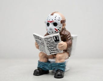 Lustige Horror-Badezimmerfigur, maskierte Killer-Toilettenstatue, Serienkiller-Badezimmerdeko, gruseliges Scherzgeschenk, unheimliche Toilettendekoration