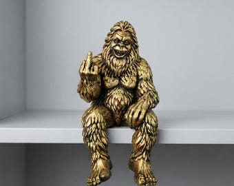 Bigfoot-Figur zum Aufstellen, lustige Sasquatch-Statue, Bigfoot-Deko mit Mittelfinger, Geschenkidee für Kryptisten, witzige Schreibtisch- und Regaldeko
