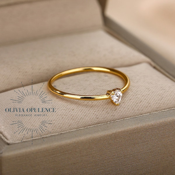 Zunderes Edelstahl Herz Ring – zartes minimalistisches Schmuck Geschenk für Freundin von Leon | Eleganter Stahlring für Damen bei Etsy