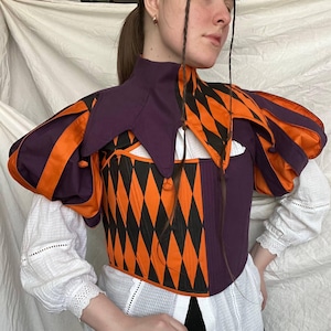 handmålad orangelila gycklarkostym, bolero topp Tudor bardkavaj, bröstkorsett och krage barockstil
