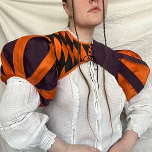 handmålad orange och lila jesterbolero, topp Tudor bardkavaj, barockstil