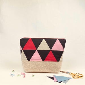 Großer Kulturbeutel mit Innenfach, Patchwork rote und rosa Dreiecke