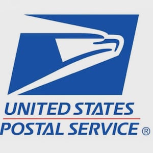 Peut inclure: Le logo officiel du United States Postal Service présente une silhouette stylisée de tête d'aigle blanche orientée vers la droite, sur un parallélogramme bleu. En dessous, le texte UNITED STATES POSTAL SERVICE apparaît en lettres bleues.
