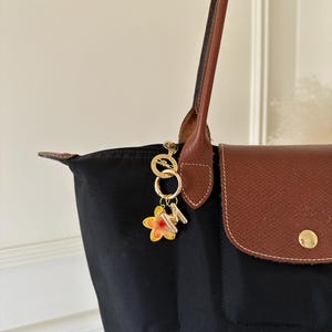 Initialen sleutelhanger | Bloem sleutelhanger | Tasbedel tropische bloemen | bellenbriefje | bedel brieventas | elegante tashanger | cadeau voor haar