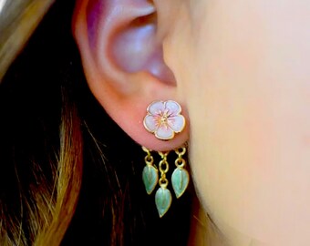 Conception originale de clous d'oreilles roses en fleurs de cerisier avec des feuilles vertes pendantes à l'avant et à l'arrière, des vestes d'oreilles hypoallergéniques sans nickel, des bijoux élégants