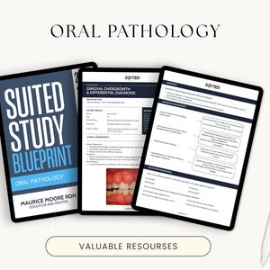 Może przedstawiać: Obraz trzech tabletów cyfrowych wyświetlających treści edukacyjne dotyczące patologii jamy ustnej. Tablety pokazują szczegółowe informacje, diagramy oraz tekst "SUITED STUDY BLUEPRINT" i "ORAL PATHOLOGY". Z boku leży biały rysik.