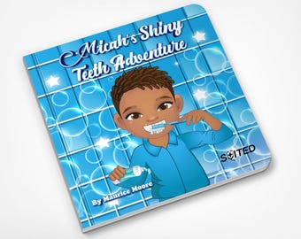 Pode incluir: Uma capa de livro infantil ilustrada em azul e branco com um menino pequeno escovando os dentes. O título do livro é "Micah's Shiny Teeth Adventure" e o autor é Maurice Moore. A capa do livro tem um fundo de azulejos azuis com estrelas brancas e bolhas.