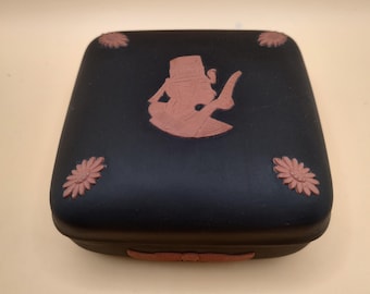Vintage Wedgwood pottery Jasperware Black basalt & Egyptian design of Queen Ankhesenamun Trinket Box