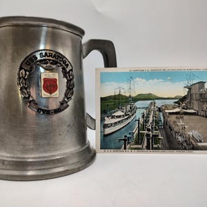 USS Saratoga World War 2 Tankard et carte postale amarrés dans le canal de Panama