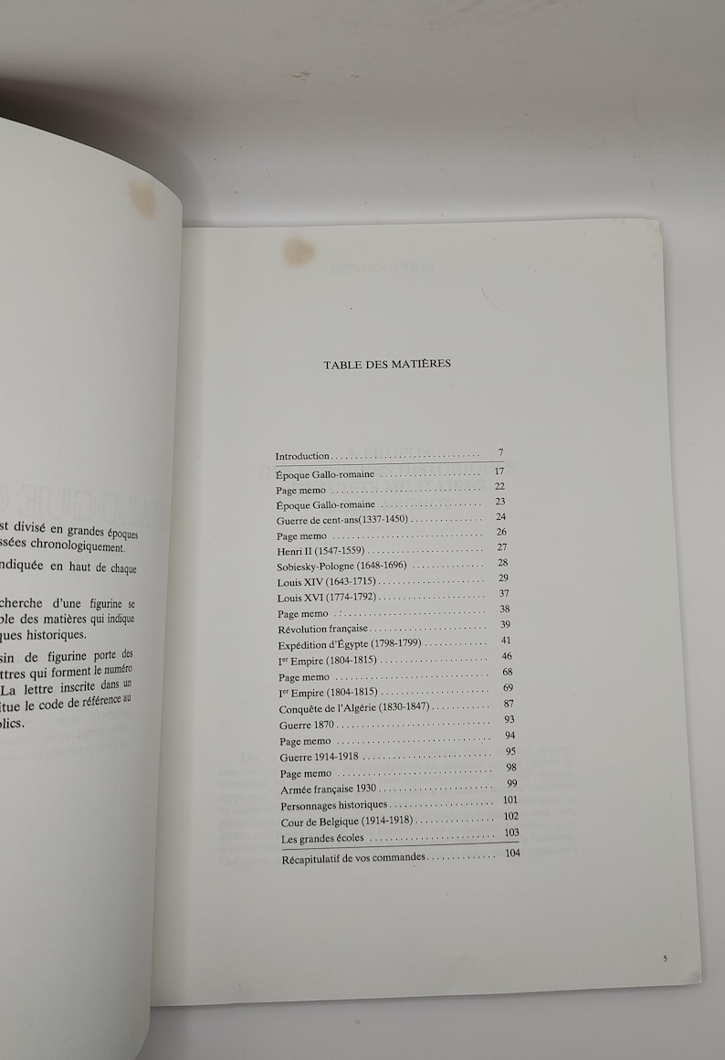 May include: A black and white table of contents page from a book titled "Table des Mati&egrave;res". The page lists the different sections of the book, including "Introduction", "Epoque Gallo-romaine", "Guerre de cent-ans", "Henri II", "Sobiesky-Pologne", "Louis XIV", "Louis XVI", "R&eacute;volution fran&ccedil;aise", "Exp&eacute;dition d'&Eacute;gypte", "1er Empire", "Conqu&ecirc;te de l'Alg&eacute;rie", "Guerre 1870", "Guerre 1914-1918", "Arm&eacute;e fran&ccedil;aise 1930", "Personnages historiques", "Cour de Belgique", "Les grandes &eacute;coles", and "Recapitulatif de vos commandes".
