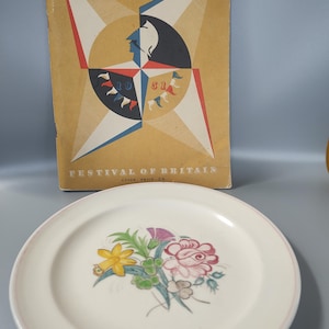 Plato de cerámica del Festival de Gran Bretaña de Poole de 1951 y programa. South Bank, Londres.