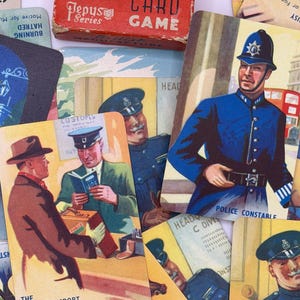 Könnte beinhalten: Eine Vintage-Spielkartenschachtel der Serie I Commit von Pepys und verschiedene Spielkarten mit illustrierten Szenen eines Polizeibeamten, eines Zollbeamten bei der Prüfung eines gefälschten Reisepasses und anderer uniformierter Figuren mit Text.