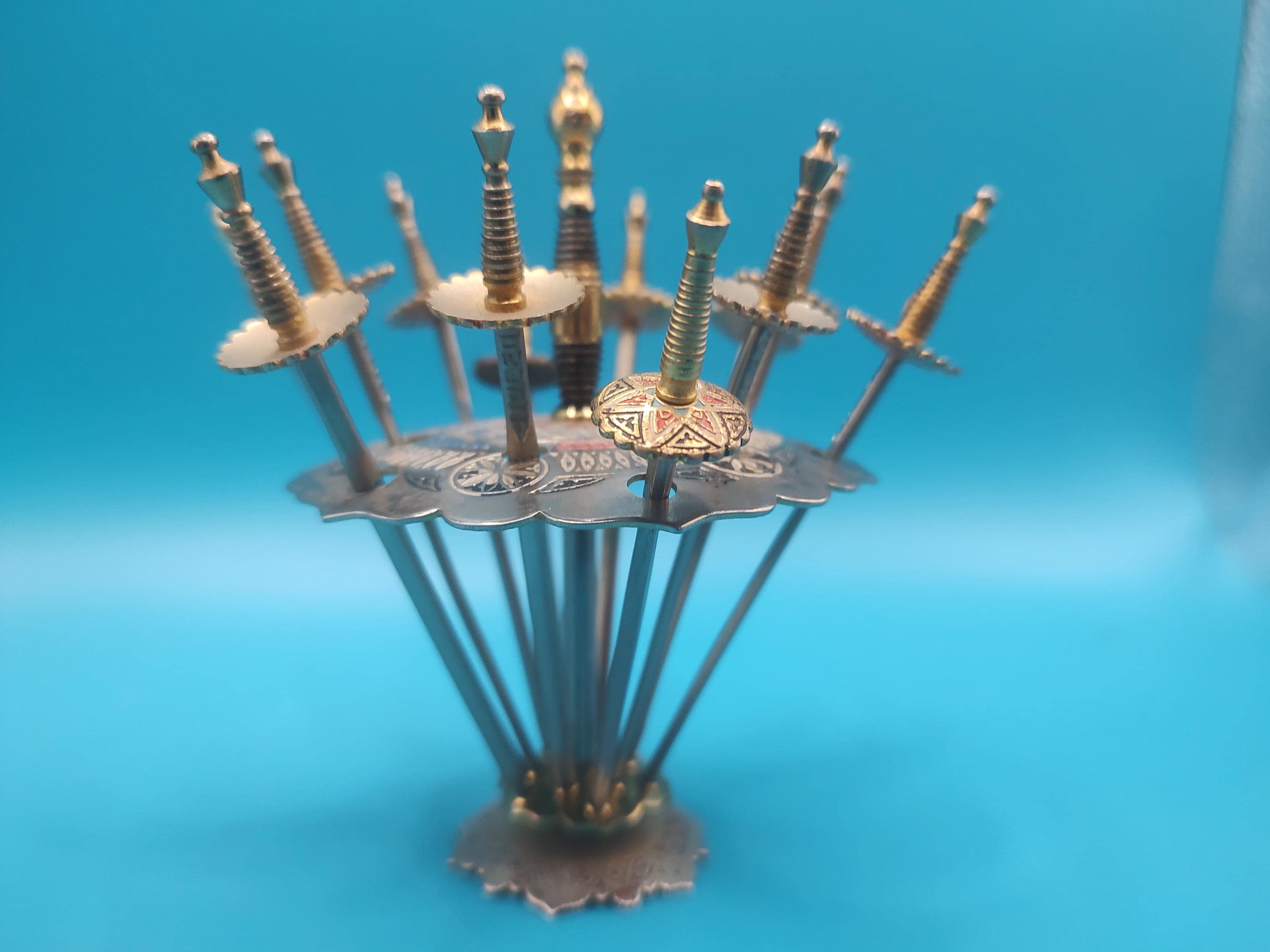 Mini Pics à Cocktail épées Vintage – Lot De 20 Avec Support – Métal Argenté