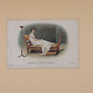 Könnte beinhalten: Eine Vintage-Zigarettenkarte mit einem Porträt von Madame Récamier, einer französischen Gesellschaftsdame, die auf einer Chaiselongue liegt. Die Karte ist mit dem Text "Portrait of Mme. Récamier" und "David." bedruckt.