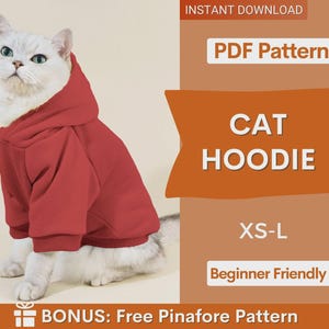 Może przedstawiać: Biały kot ubrany w jednolitą czerwoną bluzę z kapturem i długimi rękawami. Obraz zawiera tekst: INSTANT DOWNLOAD, PDF Pattern, CAT HOODIE, XS-L, Beginner Friendly oraz BONUS: Free Pinafore Pattern na brązowym tle.