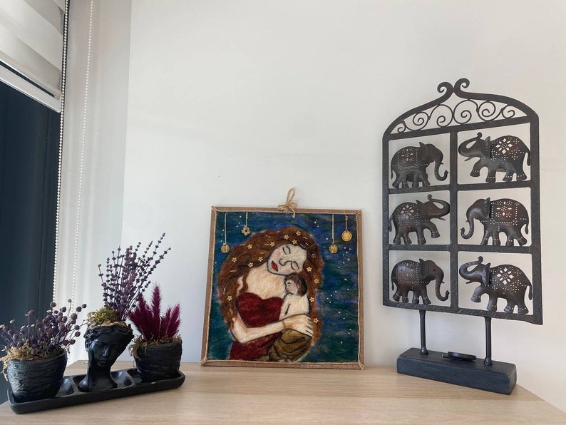 Regalo del Día de la Madre, Pintura de fieltro de madre e hijo de Gustav Klimt, decoración de pared hecha a mano en marco de madera, regalo de nueva mamá imagen 2
