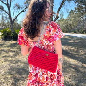 Bolso de crochet con correa de cadena para el hombro / LISTO PARA ENVIAR / Monedero, tamaño mediano / Regalo de cumpleaños, lindo bolso