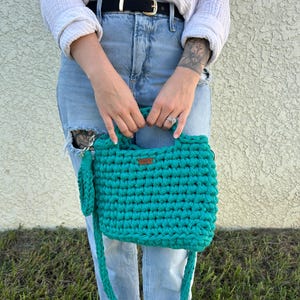 Bolso mediano de crochet, COLORES PERSONALIZADOS DISPONIBLES / Monedero personalizado, correa, llavero / regalo de cumpleaños, lindo monedero, asa superior