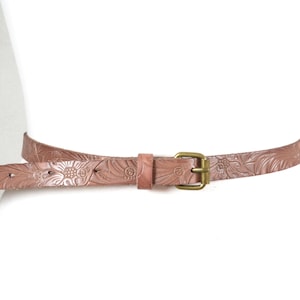 Cinturón vintage de cuero repujado marrón: estilo western ajustado