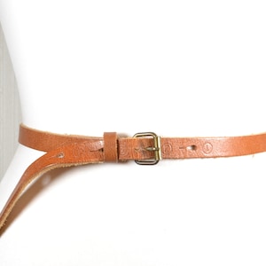 Cinturón vintage de cuero marrón fino: piel curtida, 114 cm