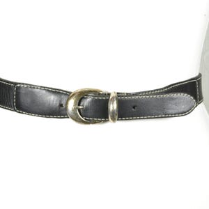 Cinturón de piel negro vintage con hebilla plateada, accesorio clásico y atemporal para mujer