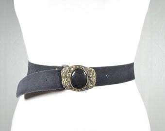 Cinturón bohemio vintage de ante negro con hebilla ovalada dorada ornamentada
