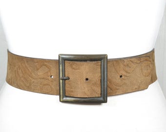 Wide Brown Leather Belt with Square Brass Buckle 90s Size S/M For Sale Brown Leather Belt | Brass Square 2 Inch Buckle  main image 2