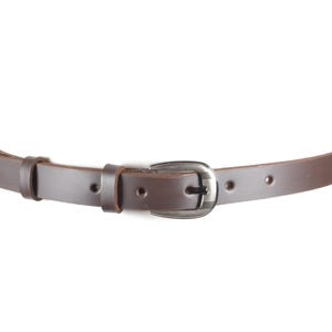 Cinturón minimalista de cuero marrón: Cinturón vintage fino ajustable